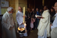 Le Feu Nouveau est allum sur le perron de l’glise