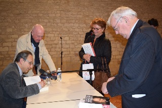 Moment de dédicace pour les passionnés Moment de dédicace pour les passionnés