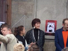 Anny Duperey sur les marches du théâtre Anny Duperey sur les marches du théâtre