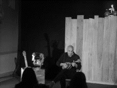 L'artiste franco-italien Jean Méténier à la mandoline L'artiste franco-italien Jean Méténier à la mandoline