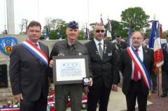 Un diplme d'honneur de la commune de Picauville a t offert au rgiment US