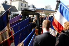 Les drapeaux rendent les honneurs à l'épouse du Vétéran Les drapeaux rendent les honneurs à l'épouse du Vétéran