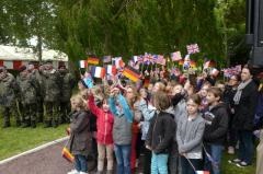 Les enfants ont agit les drapeaux US, franais et allemands, devant les Rservistes d'Allemagne