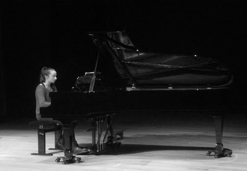 La jeune Oriane Perrin au piano