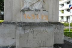 Tag sur le monument aux morts de Bayeux
