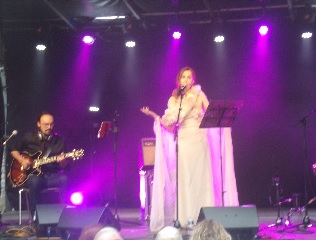 Le charme et la voix de Delphine Volange a conquis le public Le charme et la voix de Delphine Volange a conquis le public