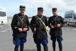 On est habill avec des tenues authentiques donnes par retraits gendarmes