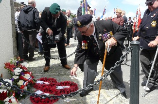 Dépôt des couronnes de poppies par les britanniques Dépôt des couronnes de poppies par les britanniques
