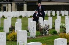 ...et honorer les camarades tombs au champ d'honneur 