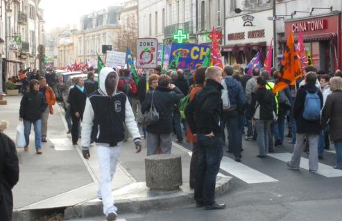 rue de la Prfecture de Dijon occupe par la manifestation contre la rforme des retraites