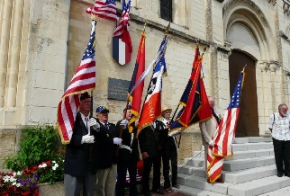 Une partie des porte drapeaux devant léglise Ste Croix