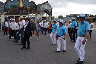 De nombreux adeptes de la danse country ont enchain les pas en public