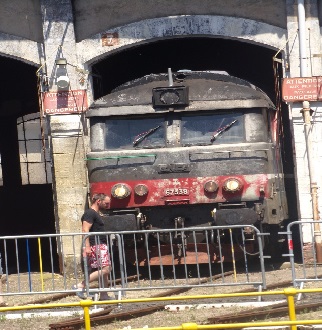 Une locomotive ancienne  la Rotonde