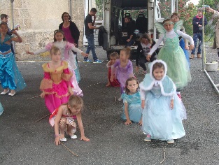 Les enfants offrent du soleil aux spectateurs Les enfants offrent du soleil aux spectateurs