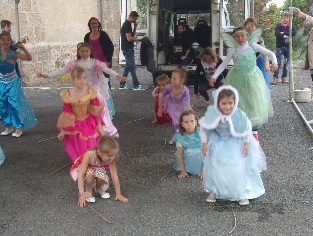 Les enfants offrent du soleil aux spectateurs