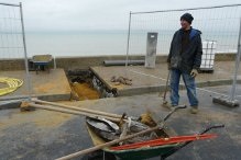Des excavations sont creusées pour poser la nouvelle canalisation