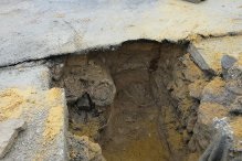 Située sous la rue, lancienne canalisation est complètement bouchée et sera remplacée