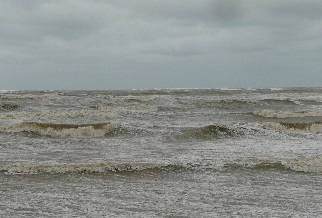 Les vagues ont dferl sur les ctes, formes par des vents violents