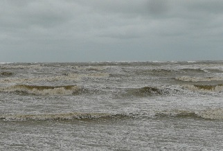 Les vagues ont déferlé sur les côtes, formées par des vents violents Les vagues ont déferlé sur les côtes, formées par des vents violents