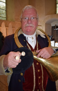 Le chef sonneur du Rallye Trompe du Cotentin, Jol Sbire, prsente deux embouchures de cor