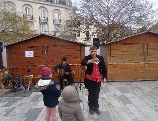 La troupe Hoops devant leurs jeunes admirateurs