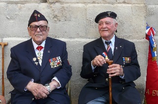 Guy Merle,  gauche, en compagnie d’un ancien de la France Libre  Caen le 9 juillet 2017