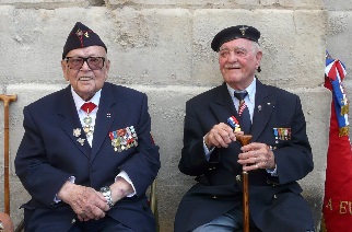 Guy Merle, à gauche, en compagnie dun ancien de la France Libre à Caen le 9 juillet 2017 Guy Merle, à gauche, en compagnie dun ancien de la France Libre à Caen le 9 juillet 2017